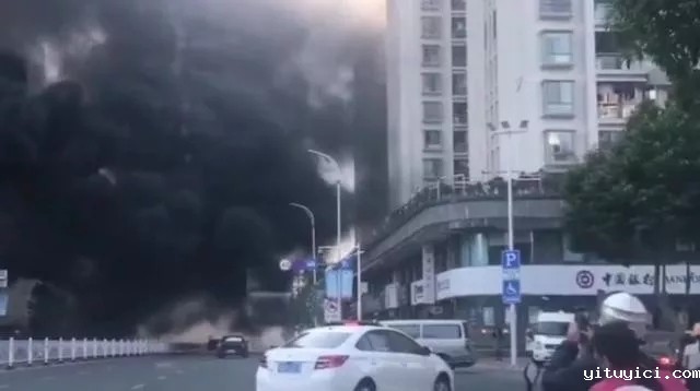 广东汕头一在建楼盘突发火灾，现场浓烟滚滚，相当惊险！